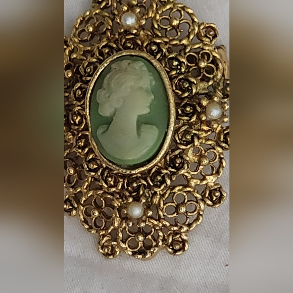 Vintage Green and Ivory Cameo , Filigree goldtone with faux pearls. 1940 era - Picture 2 of 16